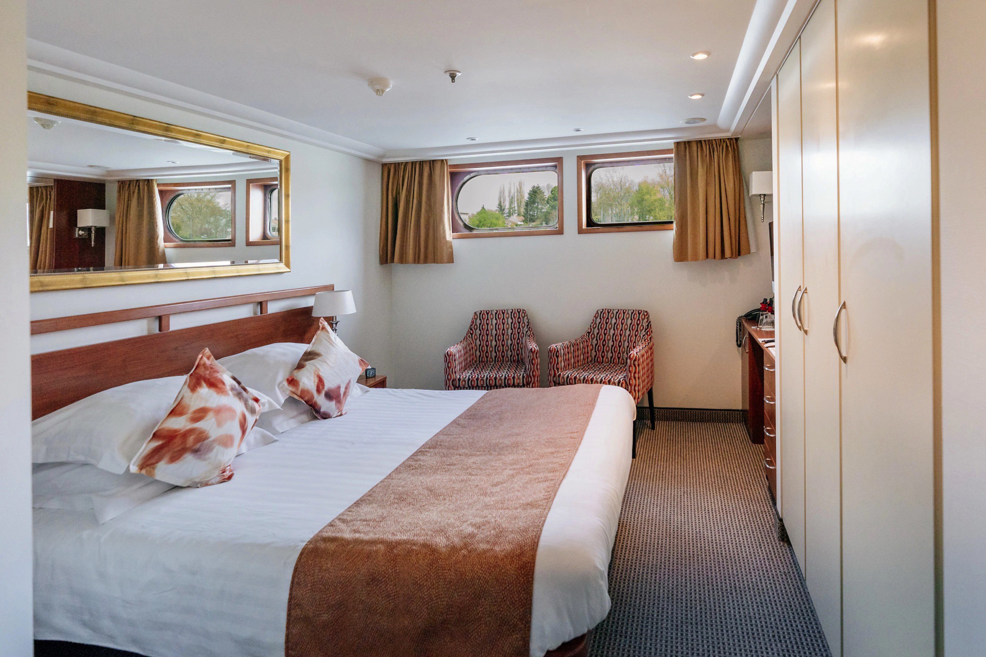©AmaWaterways AmaCello Interior CAT E 1.jpg